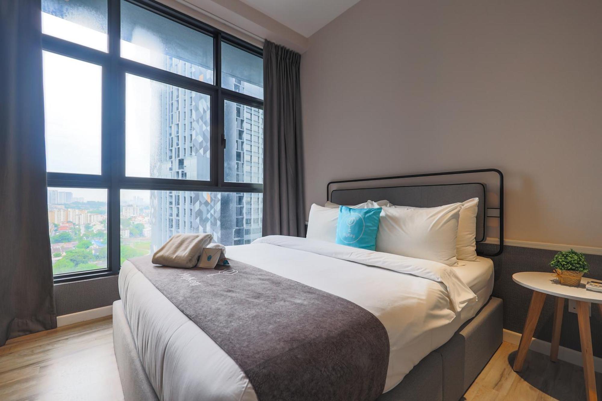 Millerz Square By Mykey Apartment Куала Лумпур Екстериор снимка A bedroom at a serviced apartment in Kuala Lumpur, Malaysia.