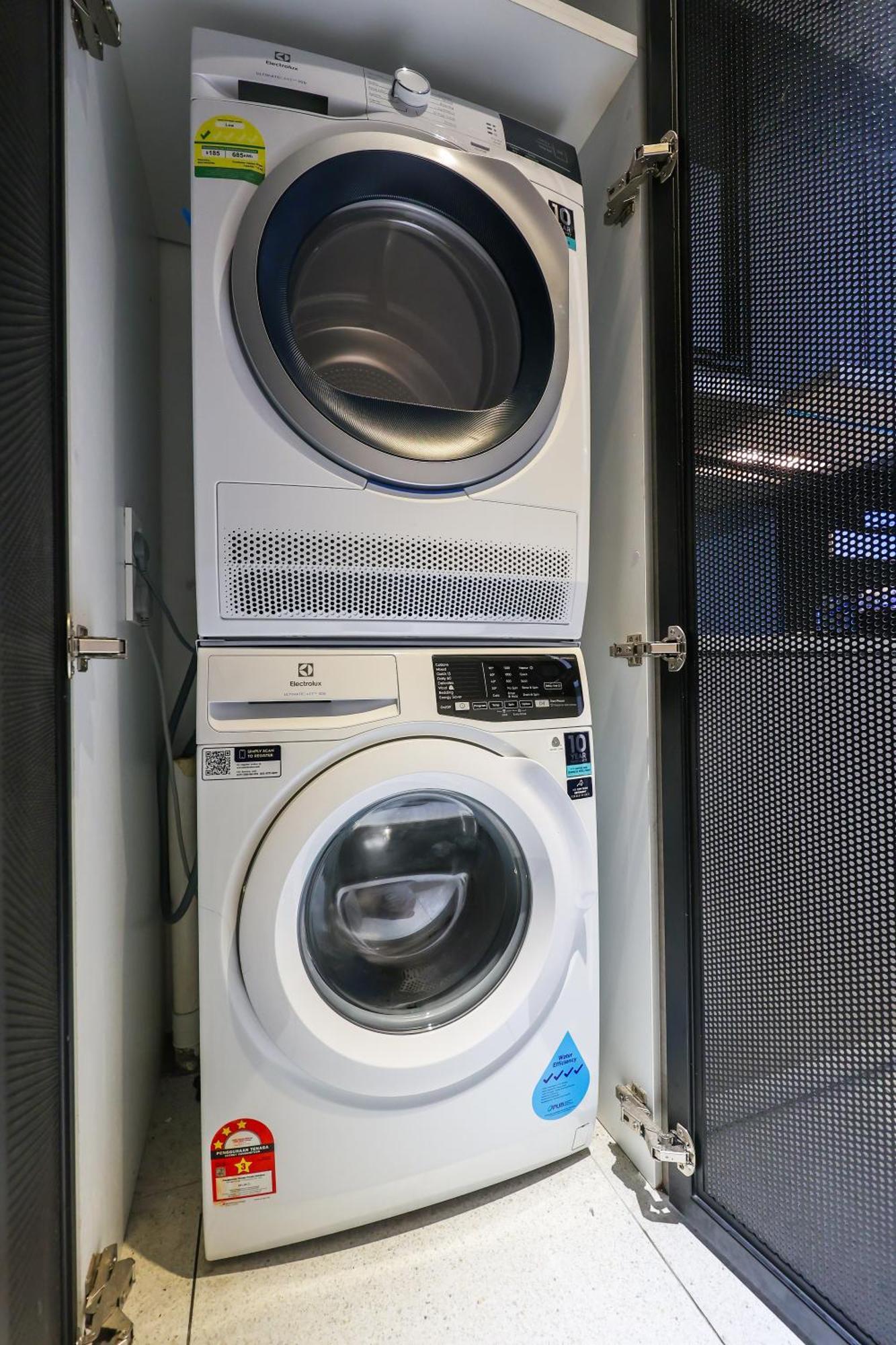 Millerz Square By Mykey Apartment Куала Лумпур Екстериор снимка A clothes dryer (top) and a washing machine (bottom)