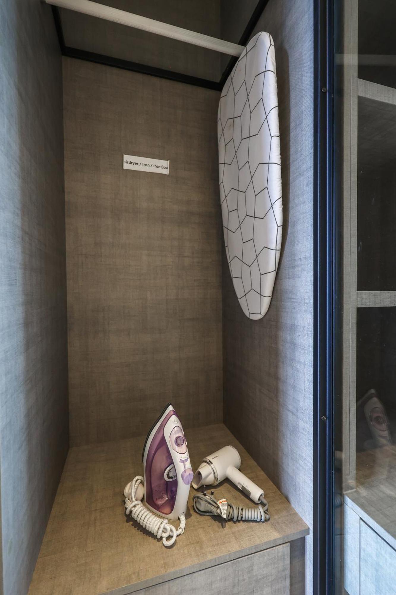 Millerz Square By Mykey Apartment Куала Лумпур Екстериор снимка A surfboard in a hotel room
